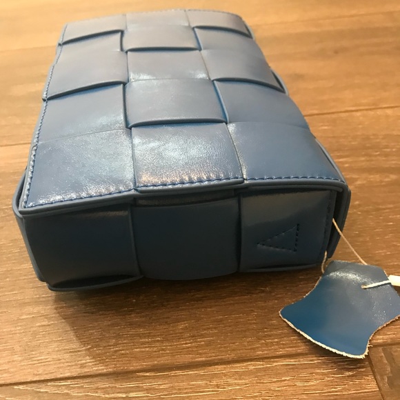 Blue Genuine Leather Brooklyn Basket Handbag with a removable cardholder. - Picture 4 of 6